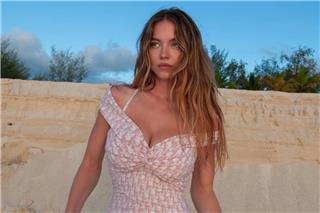 H Σίντνεϊ Σουίνι με ολόλευκο φόρεμα με τολμηρό ντεκολτέ