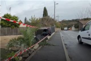 Αδιανόητη τραγωδία: Τρεις νεαροί πνίγηκαν όταν το αυτοκίνητό τους βγήκε από τον δρόμο και έπεσε ανάποδα σε πισίνα