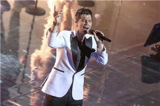 Πάγωσε το κοινό! Η απρόσμενη πτώση του Σάκη Ρουβά στη σκηνή – Το βίντεο που έγινε viral