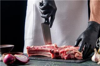 Πριν αγοράσεις κρέας για το γιορτινό τραπέζι, δες τι προσέχει ένας χημικός τροφίμων στο κρεοπωλείο