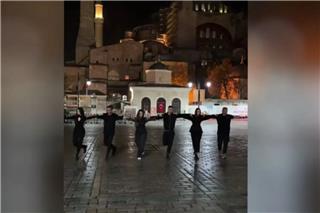 Έλληνες χόρεψαν συρτάκι στην Αγία Σοφία - «Πρόκληση και προσβολή» βλέπουν οι Τούρκοι