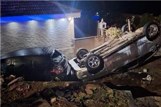 Αγρίνιο: Αυτοκίνητο αναποδογύρισε και προσγειώθηκε σε αυλή σπιτιού (εικόνα)