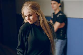 Σήμερα έμαθα: Τι ακριβώς σημαίνει το «Gaslighting», που ακούστηκε πρώτη φορά το 1938;