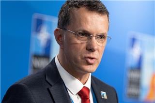 Πολιτικό σκάνδαλο στη Ρουμανία: Ο υπουργός Αμυνας παραιτήθηκε επειδή είπε ψέματα στο βιογραφικό του