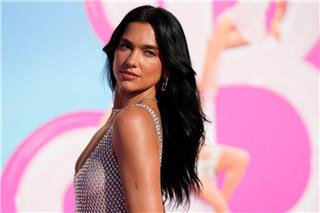 Dua Lipa: Πόζαρε με μικροσκοπικό μαγιό στη Βραζιλία - «Η πιο όμορφη γυναίκα στον κόσμο»