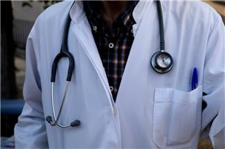 Γιατρός συνταγογραφούσε 705 διαφορετικά σκευάσματα στον άνδρα και τις δύο κόρες της – Την πήρε τηλέφωνο ο Γεωργιάδης