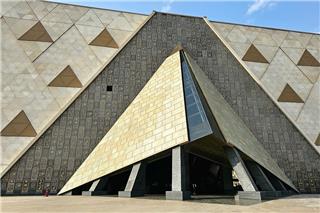 Grand Egyptian Museum: Ανοιξε τις πύλες του το μεγαλύτερο μουσείο αρχαιοτήτων στον κόσμο