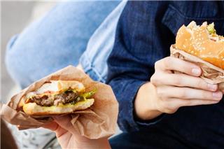 Φίλος του 22χρονου που κατάπιε αμάσητο μπέργκερ: «Το είχαμε ξανακάνει πολλές φορές, ήταν ένα σύνηθες φαινόμενο»