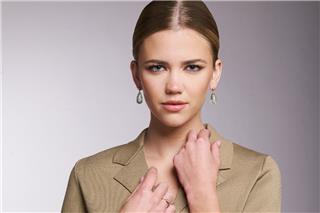 Από το γραφείο για ποτό: Ο απόλυτος οδηγός για να μεταμορφώσεις το look σου με ένα ζευγάρι σκουλαρίκια