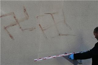 Βρήκαν σβάστικες ζωγραφισμένες με αίμα σε αυτοκίνητα και τοίχους