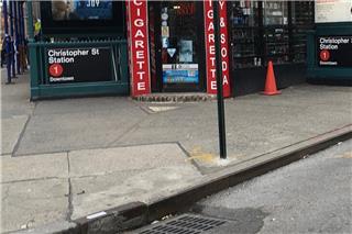 Η πιο μικρή ιδιοκτησία του κόσμου: H ιστορία ενός άντρα που αρνήθηκε να… χαθεί στο πεζοδρόμιο