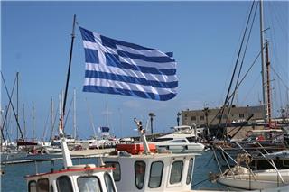 Ελληνική σημαία των 1.440 τετραγωνικών μέτρων υψώθηκε στο λιμάνι του Ηρακλείου