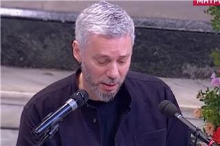 Δάκρυσε ο Αλκίνοος Ιωαννίδης στον επικήδειο για τον Σαββόπουλο