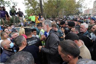 Πέταξαν λάσπη και αντικείμενα στον βασιλιά της Ισπανίας, οι πλημμυροπαθείς της Παϊπόρτα – Φώναζαν «Δολοφόνοι, Δολοφόνοι»