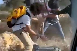 Δυτική Όχθη: Βίντεο δείχνει Ισραηλινούς εποίκους να ξυλοκοπούν Παλαιστίνιους αγρότες