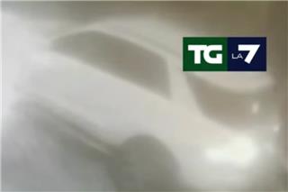 Γυναίκα σκότωσε μετανάστη που της έκλεψε την τσάντα, χτυπώντας τον με το αυτοκίνητο της