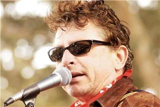 Πέθανε ο Τζο Ίλι, τραγουδιστής θρύλος της κάντρι-ροκ μουσικής