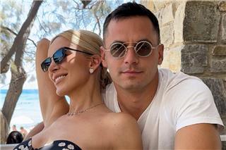 Η Κατερίνα Καινούργιου πιο ευτυχισμένη από ποτέ στην αγκαλιά του συντρόφου της, Παναγιώτη Κουτσουμπή