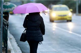 Καιρός: Χριστούγεννα με βροχές, καταιγίδες και χιόνια στα ορεινά – Νέα πτώση της θερμοκρασίας από τη Δευτέρα