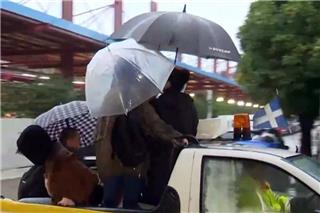 Με… καρότσα μεταφέρουν τον κόσμο στο Μοσχάτο λόγω της πλημμύρας!