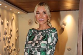 Η Κατερίνα Καινούργιου με φουσκωμένη κοιλιά στην αγκαλιά του Παναγιώτη Κουτσουμπή