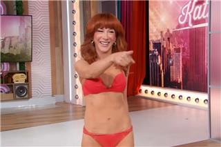 Κάθι Γκρίφιν: Εντυπωσίασε σε τηλεοπτική εκπομπή με αποκαλυπτικό μπικίνι και γόβες στα 65 της χρόνια