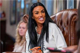 «Πεθαίνει μπροστά στα μάτια μας»: Φίλοι της Κέιτι Πράις ανησυχούν μετά την τελευταία της εμφάνιση