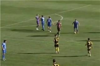 Απίστευτα σκηνικά στη Super League 2: Οι παίκτες της Καβάλας «έστειλαν» τον τερματοφύλακά τους στην κερκίδα μετά τα τραγικά του λάθη