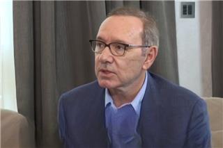 Κέβιν Σπέισι: Είμαι γκέι, απολαμβάνω την παρέα των αντρών, δήλωσε ο ηθοποιός σε συνέντευξη που έδωσε σε κυπριακή εκπομπή