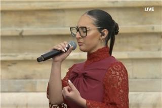 Η Klavdia τραγούδησε την «Αστερομάτα» στην τελετή παράδοσης της Φλόγας στο Καλλιμάρμαρο