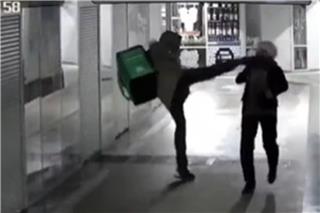 Βίντεο-σοκ από τη Ρωσία με ντελιβερά να κλωτσάει εν ψυχρώ στο κεφάλι ηλικιωμένη