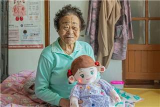 Οι ηλικιωμένοι στη Νότια Κορέα ξορκίζουν τη μοναξιά με «εγγόνια» ρομπότ - «Σε περίμενα όλη μέρα»