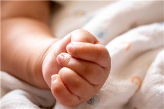 Καλά τα νέα για το βρέφος που κάηκε από λάδι - «Σήμερα βλέπουμε ξανά το χαμόγελο του», λένε οι γονείς