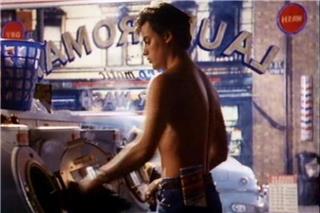 Η διαφήμιση τζιν της δεκαετίας του ’80 που είχε προκαλέσει σάλο: «Το γυναικείο βλέμμα στο ανδρικό σώμα»