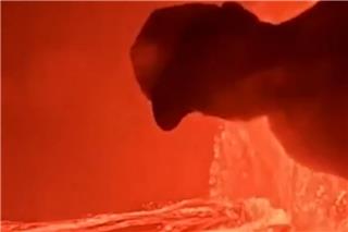 Ανδρες βρέθηκαν δίπλα στη λάβα και πόζαραν σε κάμερα που έχουν εγκαταστήσει επιστήμονες μέσα σε ηφαίστειο στη Χαβάη