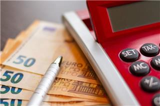 Δώρο Χριστουγέννων: Νωρίτερα φέτος η καταβολή του, τι πρέπει να γνωρίζουν εργοδότες και εργαζόμενοι