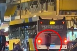 Νεαρός αφήνει το πατίνι και σκαρφαλώνει σε λεωφορείο εν κινήσει στην Καλλιθέα