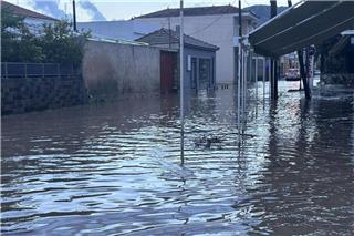 Λέσβος: Προβλήματα από την κακοκαιρία - Πλημμύρισαν δρόμοι και σπίτια σε Καλλονή και Σκάλα