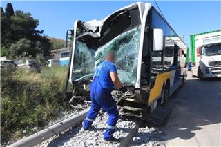 Συγκρούστηκαν λεωφορεία στη Βούλα: 11 τραυματίες, ανάμεσά τους και παιδιά
