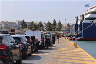 «Λύνουν» κάβους τα πλοία: Αποκαθίστανται σταδιακά τα δρομολόγια μετά το απαγορευτικό