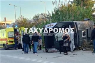 Ανατροπή λεωφορείου στο Βελεστίνο: «Χάθηκε το φως από τα μάτια μας»