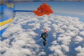 Βίντεο που κόβει την ανάσα: Αλεξίπτωτο τυλίγεται στο φτερό αεροπλάνου και άνδρας αιωρείται στο κενό