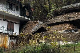 Σπίτια στα Τζουμέρκα στέκονται στον αέρα μετά από κατολίσθηση - Προσπάθειες να ανακοπούν χείμαρροι