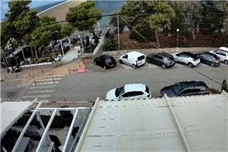 Η στιγμή που ο άνεμος ξηλώνει σκέπαστρο εστιατορίου στο Καβούρι - Δείτε βίντεο