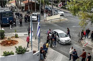 Σκηνές οδύνης στο Βενιζέλειο νοσοκομείο, συγγενείς θρηνούν τους ανθρώπους τους από τη βεντέτα