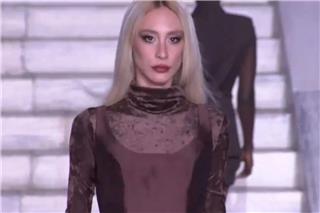 Μαρκέζη: Η εντυπωσιακή εμφάνιση της εγγονής του Τσοχατζόπουλου στο Athens Fashion Week