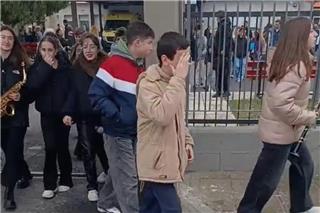 Αμύνταιο: Μαθητές αποχώρησαν χωρίς να πουν τα κάλαντα στον Γεωργιάδη - Θερμά χειροκροτήματα από τους διαδηλωτές