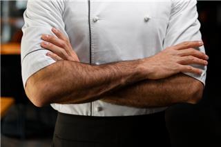 Συνελήφθη τηλεοπτικός σεφ για χρέη 350.000 ευρώ προς το Δημόσιο