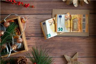 Δώρο Χριστουγέννων 2025: Λήγει αύριο η προθεσμία για την πληρωμή του - Πώς να το υπολογίσετε