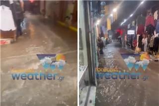 Η στιγμή που πλημμυρίζει το Μοναστηράκι – Ποτάμια οι δρόμοι